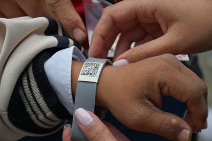 Imagen de  En El Retiro, personas con trastornos de memoria recibieron manillas de reconocimiento QR