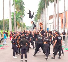 1.400 bailarines iniciaron el Salsódromo 2025 con un despliegue artístico en Cali