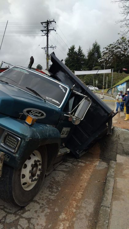 Imagen de  Cierre temporal del ingreso a Guarne por el sector La Bomba debido a incidente con una volqueta