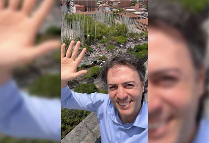 Imagen de  ¿Los provocó? Daniel Quintero se asomó desde la alcaldía durante marcha contra Petro