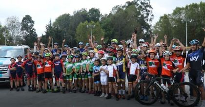 Ciclistas del Team Sky pedalearon junto a los jóvenes deportistas del Oriente