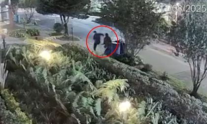 Video: hombre frustró intento de robo con taser; ladrón salió huyendo