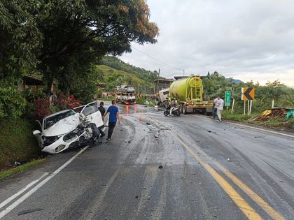 Imagen de Aparatoso accidente entre camión y carro particular en la Autopista Medellín-Bogotá