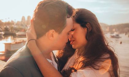 ¿Por qué cerramos los ojos cuando besamos?