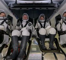 Astronautas de la NASA aterrizan frente a California tras 167 días en la Estación Espacial Internacional