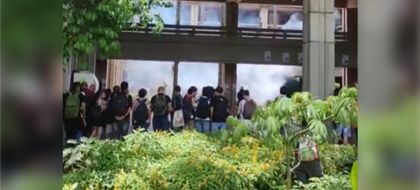 Imagen de  Videos: Evacuan la U. de A. por disturbios: hasta las ceremonias de grados fueron suspendidas