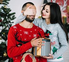 Regalos para pareja en Navidad: 10 ideas que alegran la festividad