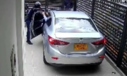 Sujeto robó a víctima que estaba parqueando en el garaje de su casa