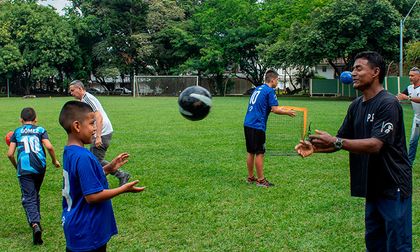 En Cali, el fútbol es terapia: Francisco Sadoct y su escuela para niños con habilidades cognitivas especiales