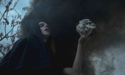 Hablar con entidades: ¿conexión o peligro? Descubre qué dicen las tradiciones sobre este acto