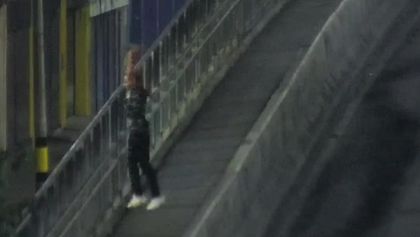 Imagen de Capturaron a responsable de lanzar una piedra a un vehículo desde un puente en Medellín: al parecer es reincidente