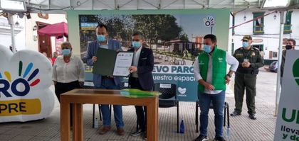 Imagen de  En El Retiro se firmó convenio para la remodelación del parque principal