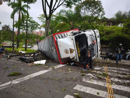 Imagen de  Aparatoso accidente en la loma de Los Balsos, en Medellín: involucrados un camión y una motocicleta