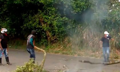 Bloqueos y presencia de hombres armados agravan crisis de orden público en zona rural de Jamundí