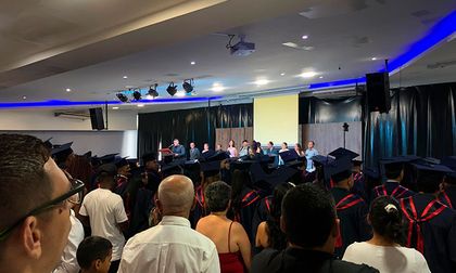 Del conflicto ideológico al aula compartida: así nació en Cali un modelo que logró graduar a más de 1.700 jóvenes en tres años