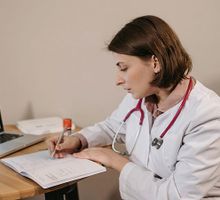 IA en salud: sesgos de género podrían ampliar desigualdades, advierte la OMS