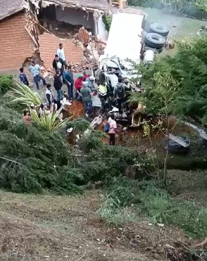 Imagen de Cinco heridos dejó accidente de volqueta que se estrelló contra una vivienda en Carrizales
