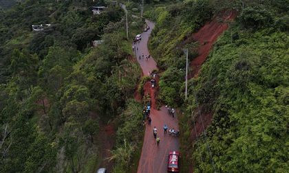 Deslizamiento de tierra bloquea vía en Cristo Rey