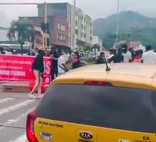 Monumental trancón en Cali: Propietarios de bares bloquean la Calle 5 por restricciones de horario