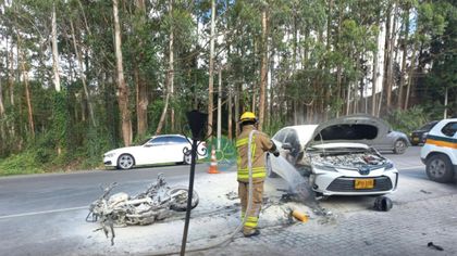 Imagen de Moto incinerada y una persona lesionada deja accidente en la vía Llanogrande-Aeropuerto JMC