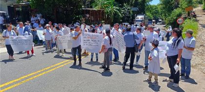 Imagen de  Habitantes de Aquitania bloquean la Autopista Medellín – Bogotá en una manifestación pacífica
