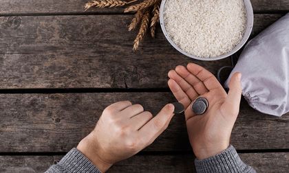 Rituales de abundancia con arroz y monedas