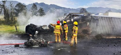 Imagen de  Dos muertos y 19 heridos en aparatoso accidente con explosión en el peaje Casablanca, Cundinamarca