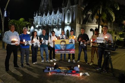 Imagen de  Periodistas de Valle del Cauca rechazan en una velatón el asesinato de Mateo Pérez