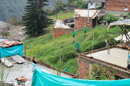 Imagen de Con patrullajes aéreos, autoridades vigilarán 65 puntos críticos de construcciones ilegales en Medellín