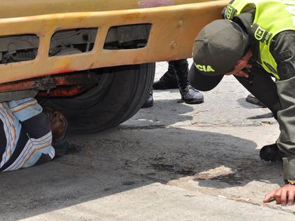 Chofer y ayudantes se encadenaron a un bus para evitar que se lo llevara el Tránsito