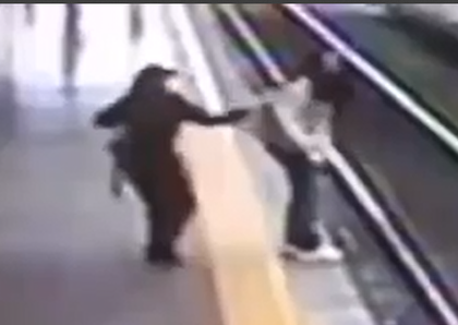 Imagen de ¡Acto heroico! Una auxiliar de policía le salvó la vida a mujer en el Metro de Medellín