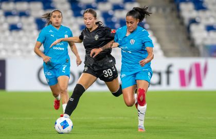 Imagen de  La colombiana Marcela Restrepo marca un gol olímpico en la victoria de Monterrey sobre Santos