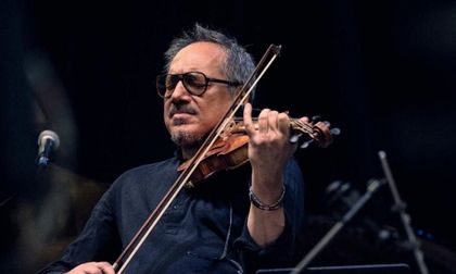 Luca Ciarla: el violinista italiano que lleva su instrumento más allá de sus límites
