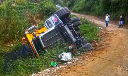 Así terminó una volqueta que transportaba material por la vía El Santuario-Granada