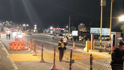 Imagen de Protestas en el peaje El Trapiche. Al menos seis mujeres se encadenaron
