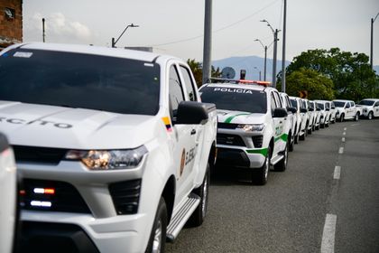 Imagen de  Gobernación entregó las primeras 49 camionetas a Ejército y Policía con recursos de la tasa de seguridad
