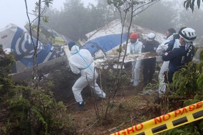 Imagen de  Entre la niebla y arbustos, autoridades colombianas buscan respuestas al accidente aéreo