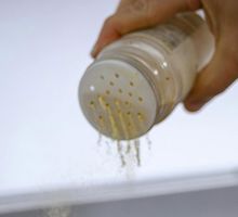 La brecha del salero: por qué hombres y mujeres mayores añaden sal a la comida por motivos distintos