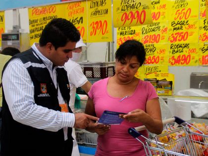 Consumidores se quejan por cobros y garantías