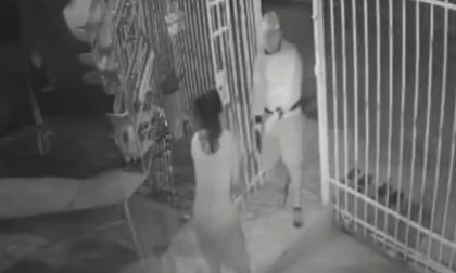 Ladrón robó a una mujer en el antejardín de su casa y la obligó a mostrarle sus partes íntimas