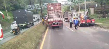 Imagen de Habilitan paso vehicular en la autopista Medellín-Bogotá, tras volcamiento de volqueta con desperdicios de animales