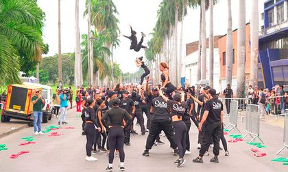 1.400 bailarines iniciaron el Salsódromo 2025 con un despliegue artístico en Cali