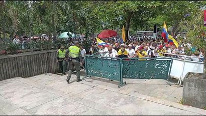 Imagen de ¡Atención! Hay disturbios en La Alpujarra tras marcha contra Gustavo Petro y Daniel Quintero 