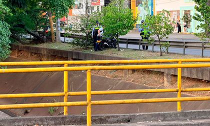 Motociclistas siguen arriesgando su vida para evadir los puestos de control en Cali: estas son las consecuencias legales