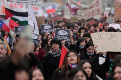 Imagen de  Miles de estudiantes chilenos marchan contra recortes del Gobierno a la educación