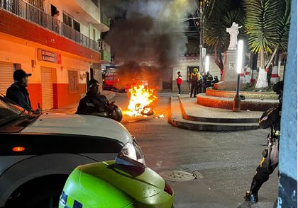 Imagen de Un hombre en El Carmen le prendió fuego a su moto para evitar que la grúa se la llevara
