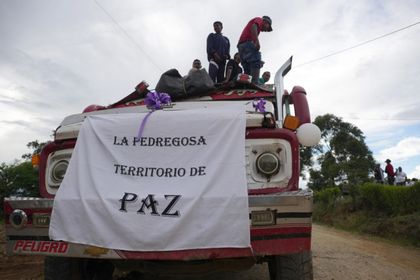 Imagen de  La comunidad de La Pedregosa despide a los muertos en ataque de la Panamericana