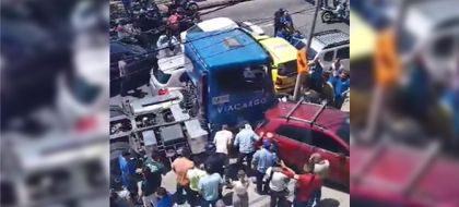 Imagen de Dos muertos y cuatro heridos dejó impresionante accidente en Medellín: 14 vehículos resultaron involucrados