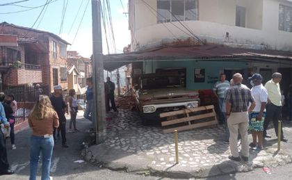 Imagen de Camioneta con fallas mecánicas arrolló a tres mujeres que departían en una tienda