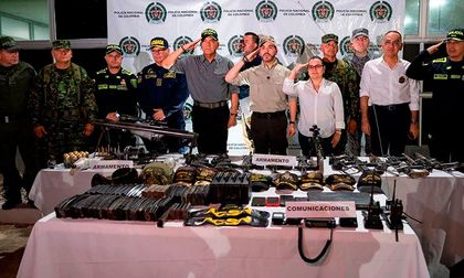 Con arma una pistola en la cintura, presidente De La Espriella lideró operativo contra paro armado en Santa Marta